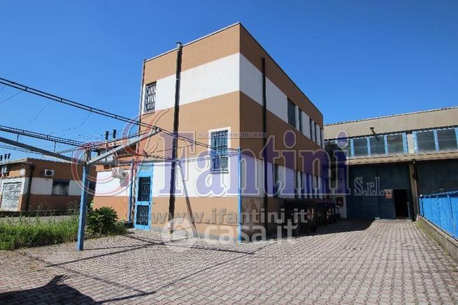 Capannone in commerciale in Via 25 Aprile 1