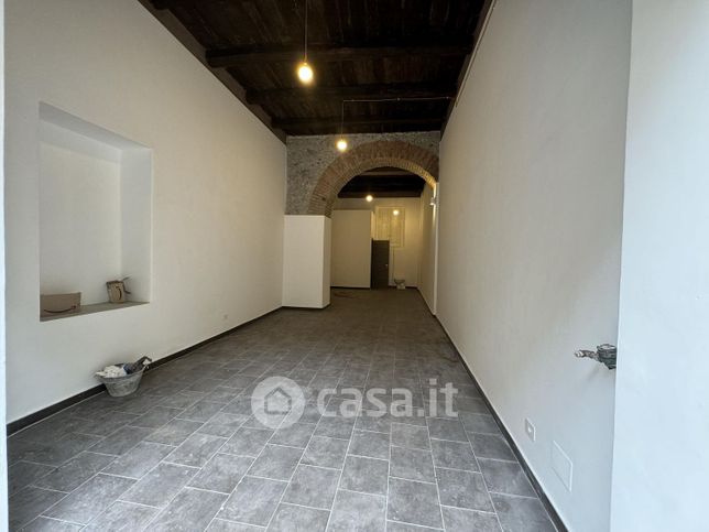 Negozio/locale commerciale in commerciale in Via Ubaldo De Medici 32
