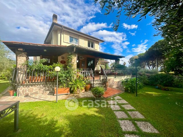 Villa in residenziale in Via della Fontana Morta 315
