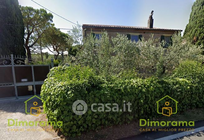 Villa in residenziale in Viale Sardegna 31