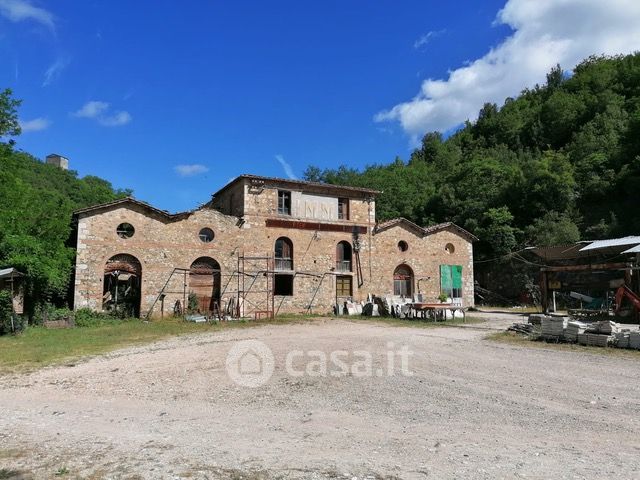 Capannone in commerciale in Strada Statale 73 Senese Aretina