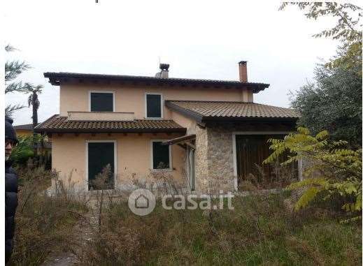 Villa in residenziale in Via Tre Santi 43