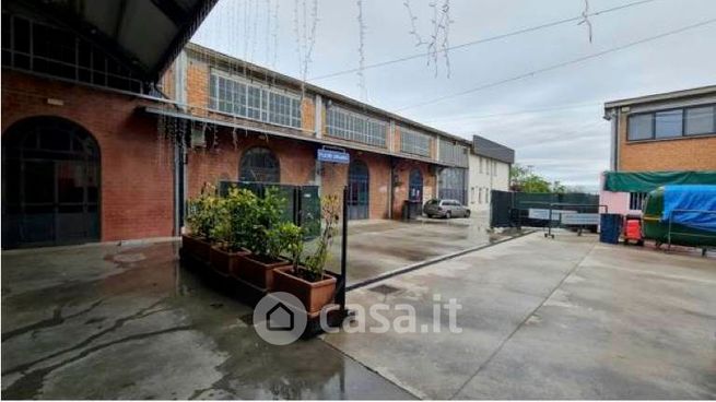 Capannone in commerciale in 