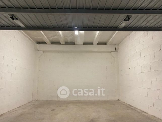 Garage/posto auto in residenziale in UMBERTO SABA 21