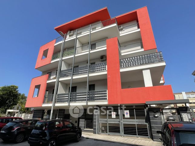 Box/posto auto in residenziale in Via Neviera 44