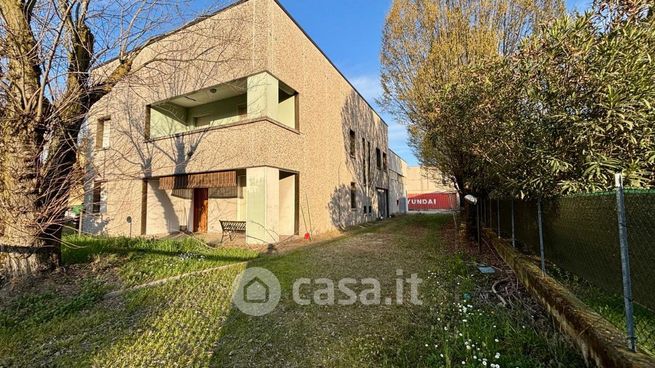 Capannone in commerciale in Via Antonio Gramsci