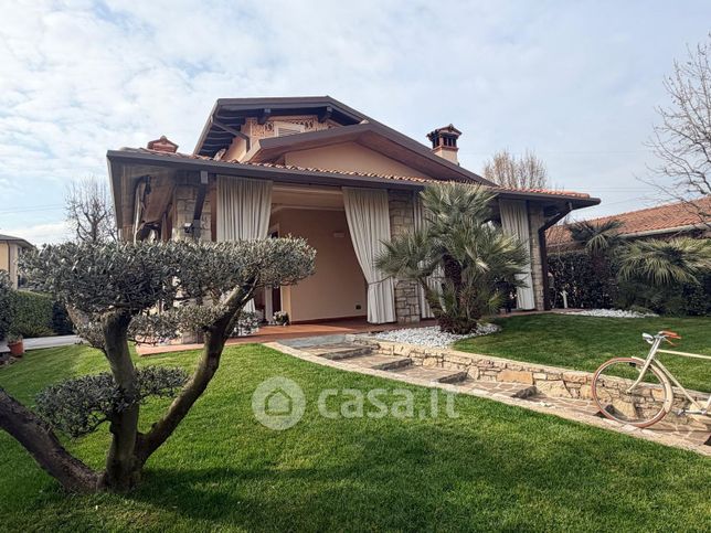 Villa in residenziale in Via Cattarello