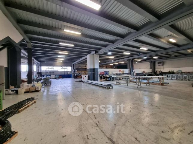 Capannone in commerciale in Via San Teobaldo 3