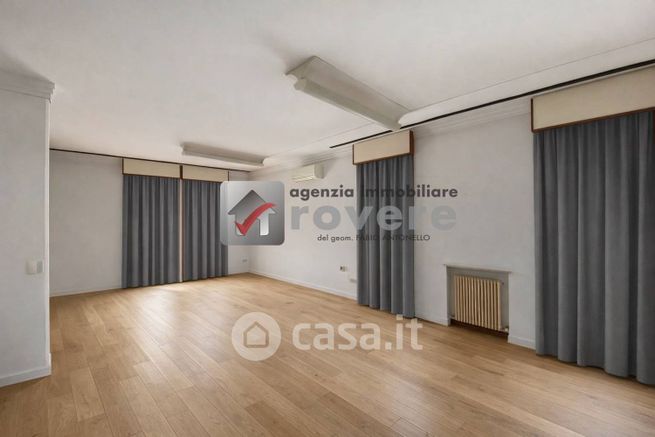 Ufficio in commerciale in 