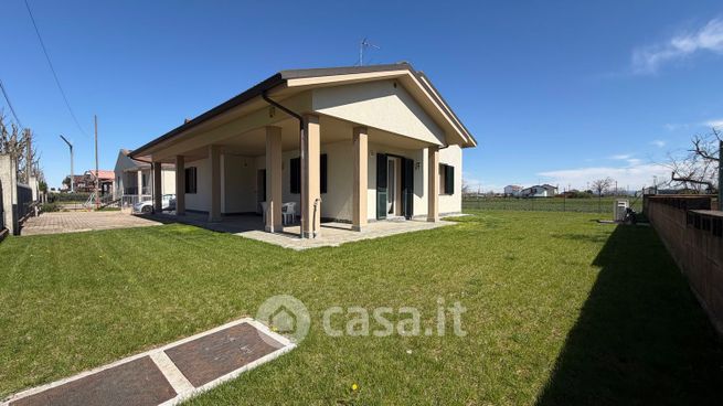 Casa indipendente in residenziale in Strada Cascinagrossa 17