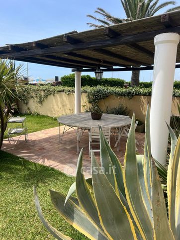 Villa in residenziale in Lungomare di Levante 52