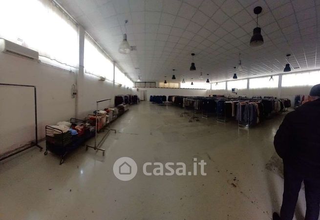 Capannone in commerciale in 