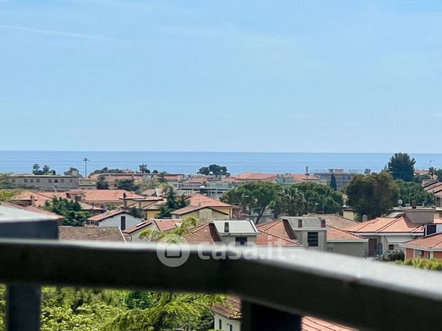Appartamento in residenziale in Via Seuda 35