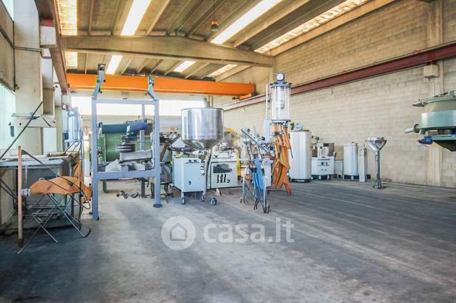 Capannone in commerciale in Via Libero Grassi 1