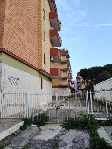 Negozio/locale commerciale in commerciale in Via Carlo Baffi