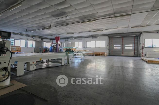 Capannone in commerciale in Via Falzarego