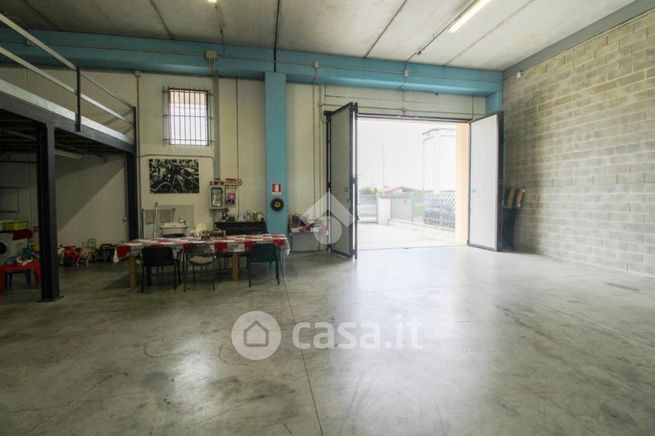 Capannone in commerciale in Via Lavini 5