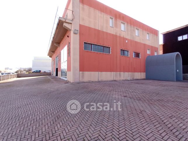 Capannone in commerciale in Via Predda Niedda Strada 28