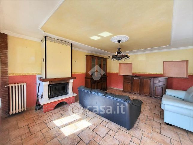 Casa bi/trifamiliare in residenziale in Frazione Macchia 36