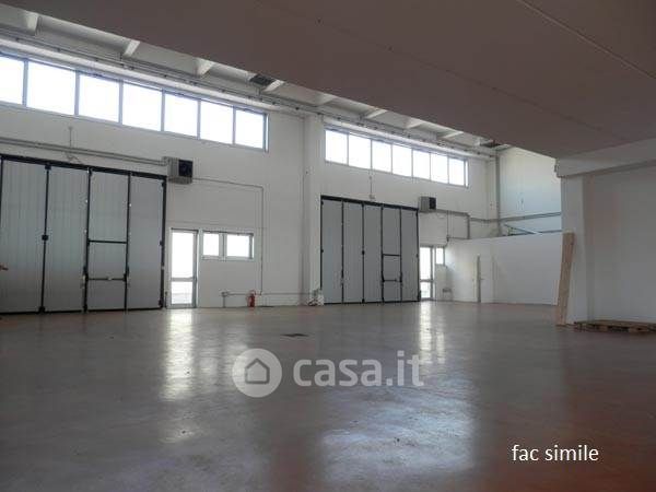 Capannone in commerciale in 