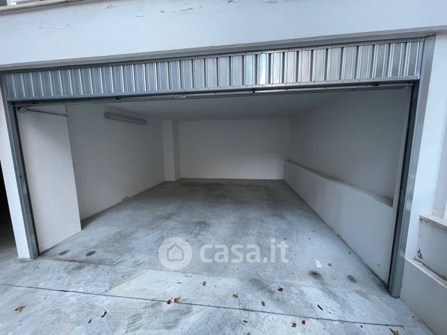 Box/posto auto in residenziale in Via Montello 24