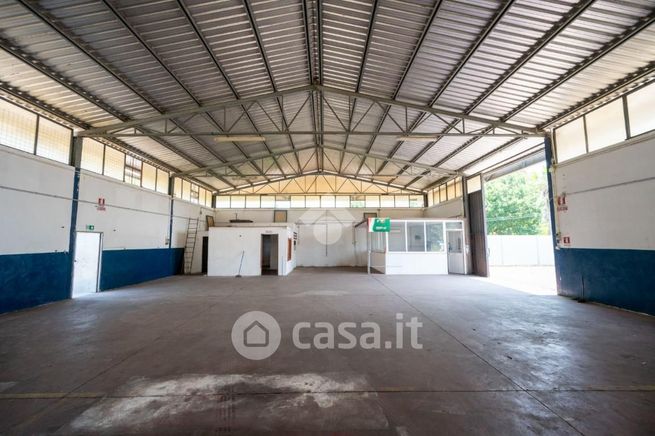 Capannone in commerciale in Strada Migliara 43 120