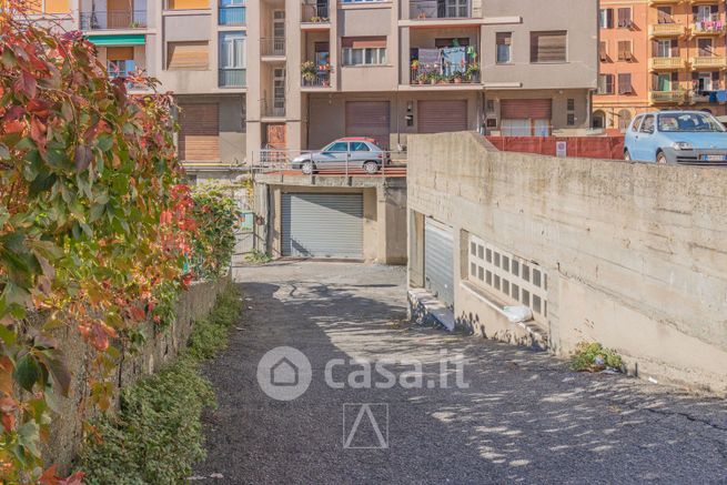 Box/posto auto in residenziale in Via Don Minzoni 43 R