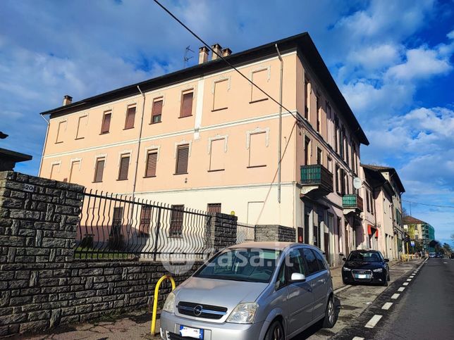 Attivitã /licenza (con o senza mura) in commerciale in Via Ugo Foscolo 14