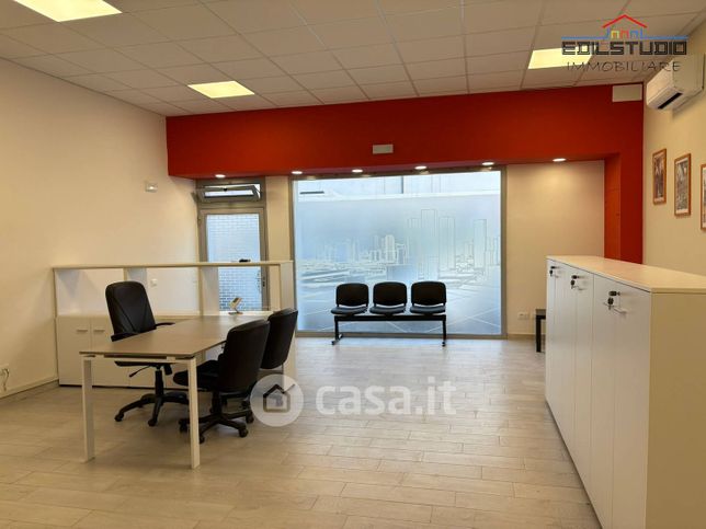 Ufficio in commerciale in Via Dante