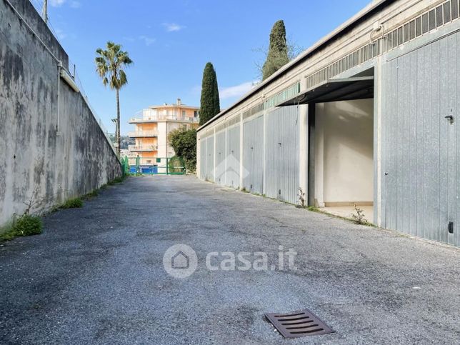 Garage/posto auto in residenziale in Strada Solaro 30