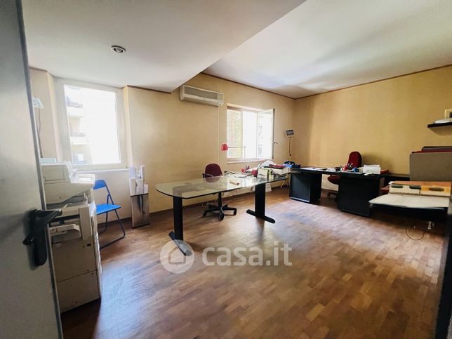 Ufficio in commerciale in Via Sant'Anna II Tronco