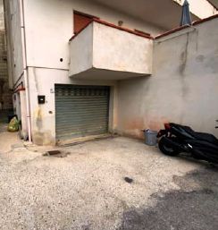 Garage/posto auto in residenziale in Via Breccia