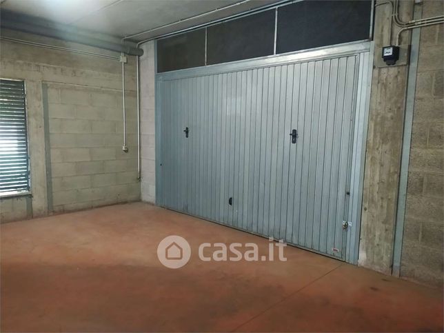 Box/posto auto in residenziale in Via di Fontana Candida 1