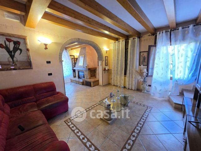 Casa bi/trifamiliare in residenziale in