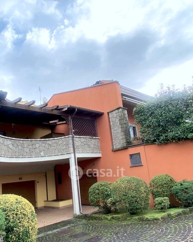 Casa bi/trifamiliare in residenziale in Via Enrico Fermi
