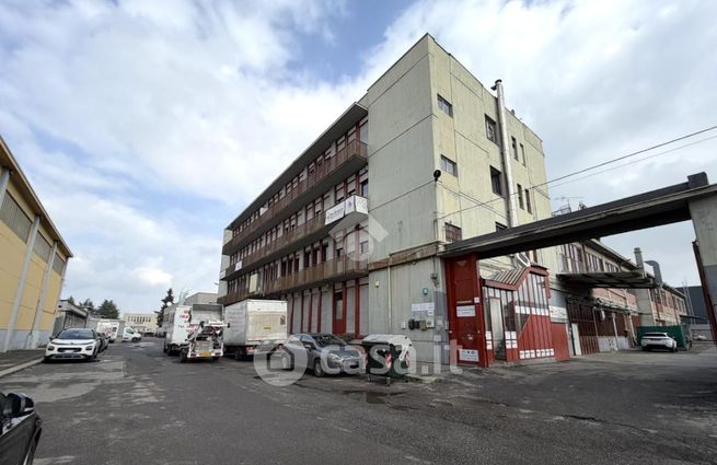 Capannone in commerciale in Via Giuseppe Massari 240