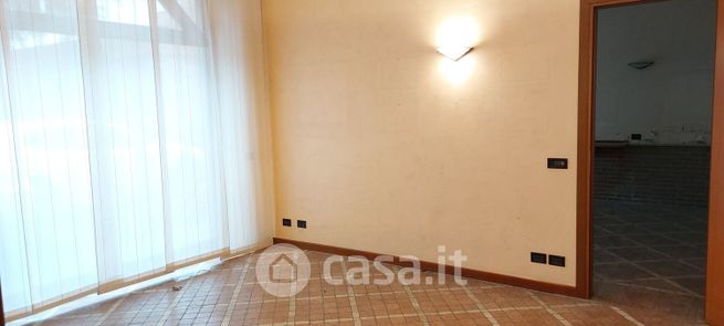 Ufficio in commerciale in 