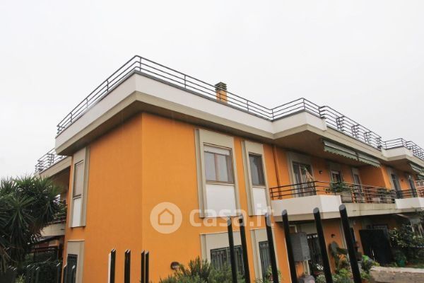 Negozio/locale commerciale in commerciale in Via degli Estensi