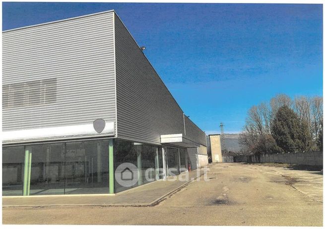 Capannone in commerciale in 