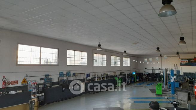 Capannone in commerciale in 