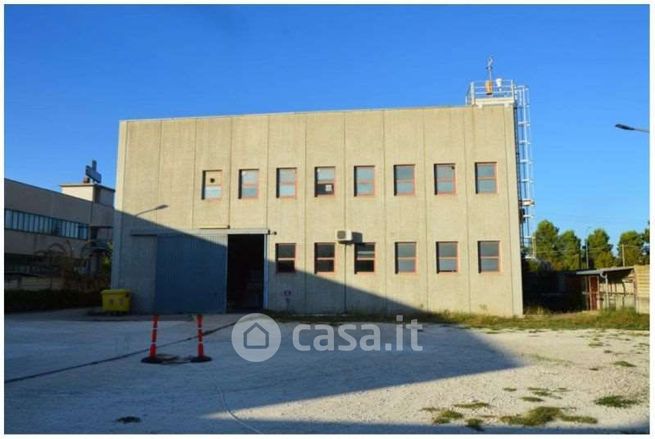 Capannone in commerciale in Via Salara
