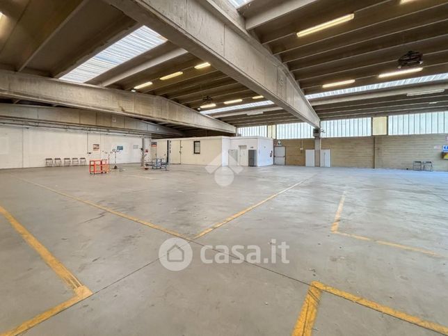 Capannone in commerciale in Via Alcide De Gasperi