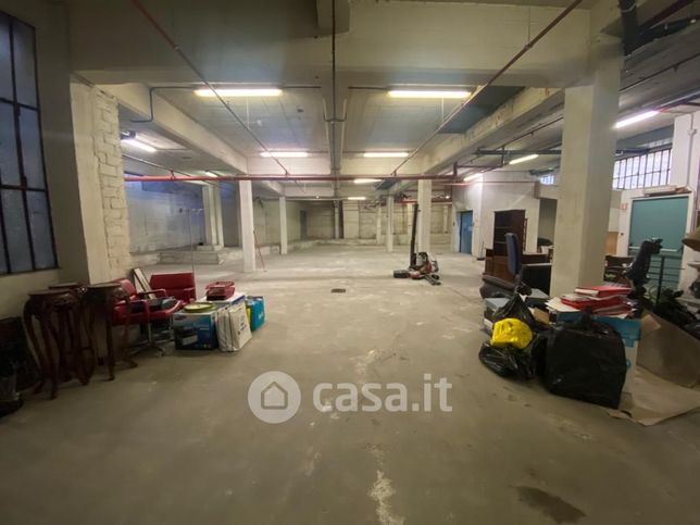 Negozio/locale commerciale in commerciale in Via Antonio Fontanesi 10