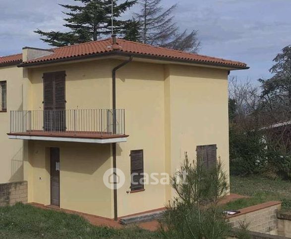 Casa bi/trifamiliare in residenziale in 