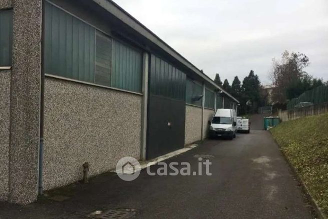 Capannone in commerciale in Via Lario 11