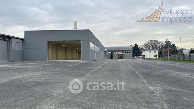 Capannone in commerciale in Via Brunati 7