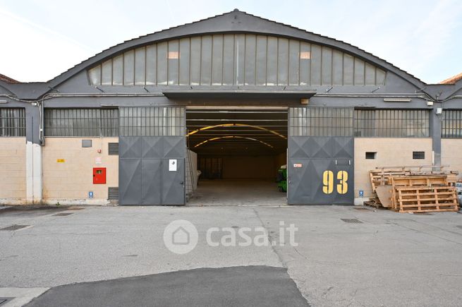 Capannone in commerciale in Via dell'Albereto