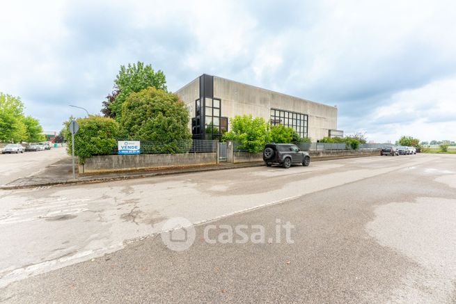 Capannone in commerciale in Via Andrea Palladio 47 -31