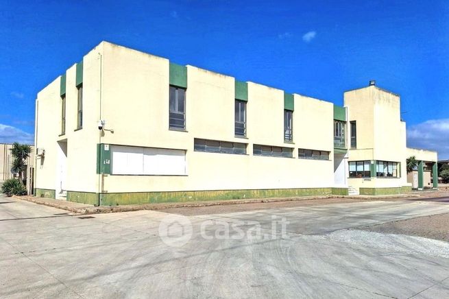 Capannone in commerciale in Via Santa Giusta