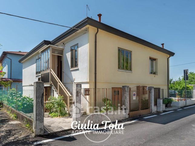 Casa bi/trifamiliare in residenziale in 